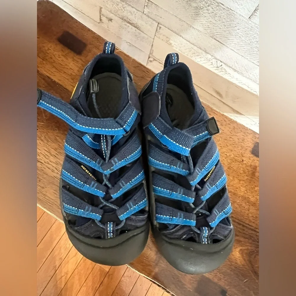 Keen Newport H2 Hiking Sandals Shoes Youth Blue Slip resistant water Size 2